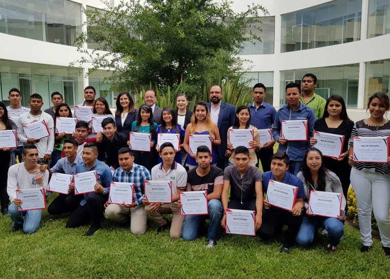 Alumnos del CECyTe reciben becas universitarias