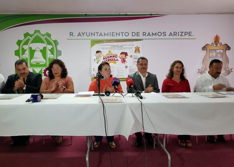 Anuncia Tita Flores programa de becas para alumnos destacados