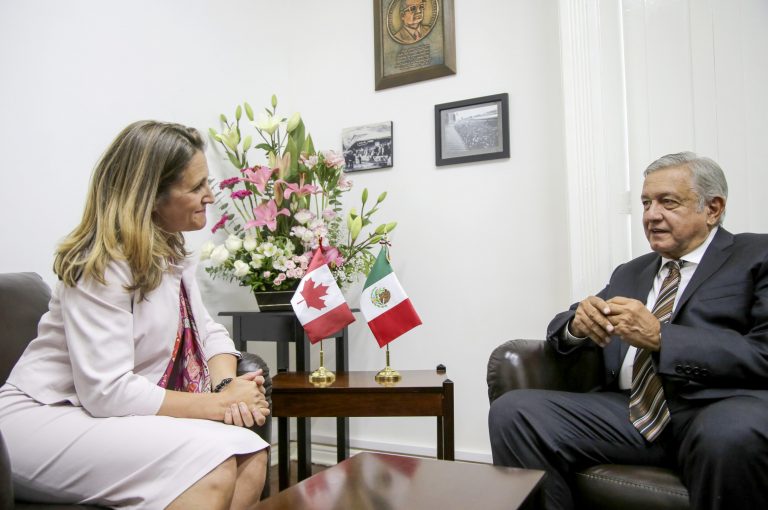 Chrystia Freeland y AMLO analizan el TLCAN y migración