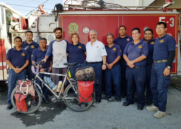 Ciclista argentino llega hasta México en su bicicleta