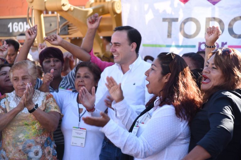 Continúa Manolo cumpliendo compromisos con la gente