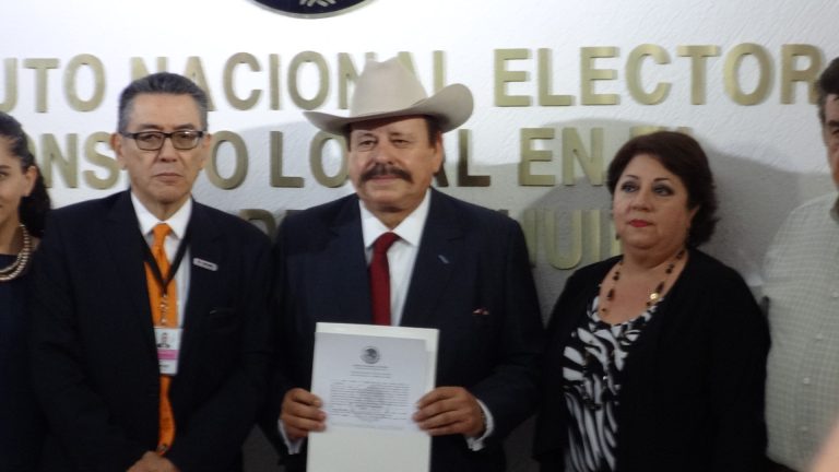 Recibe constancia de mayoría Armando Guadiana