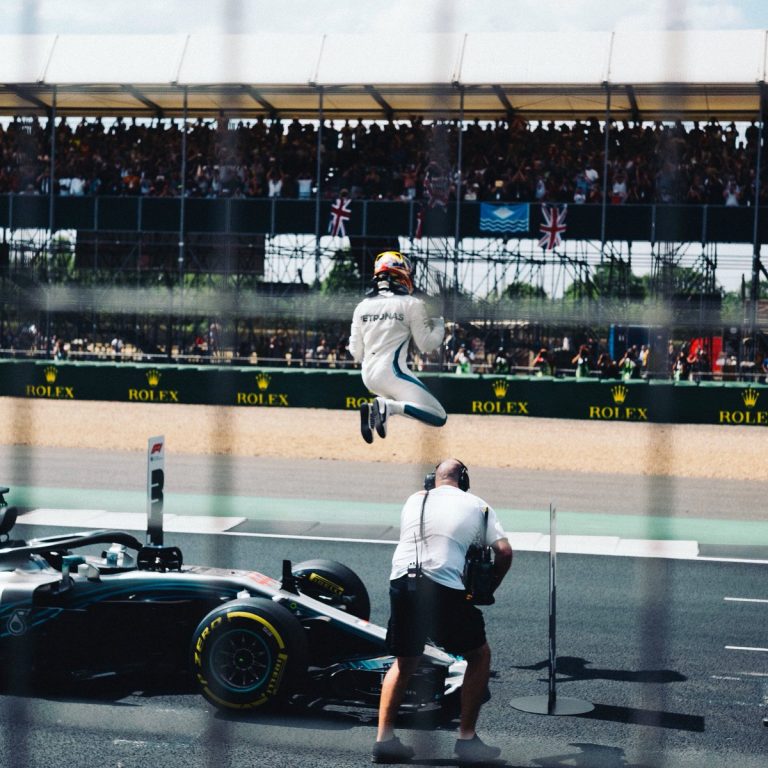 Hamilton saca el martillo y gana la “pole” en casa