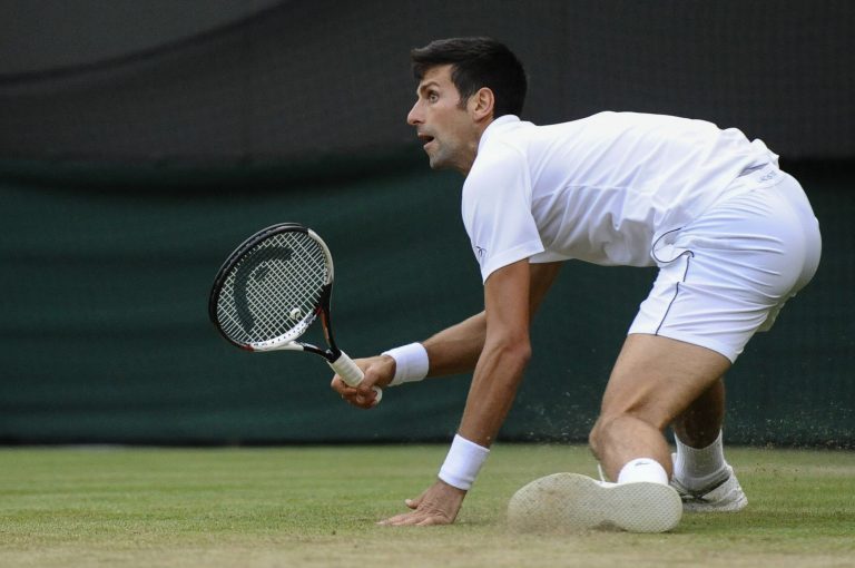 Djokovic vence a Nishikori y avanza a la semifinal de Wimbledon