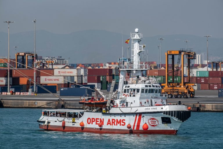 España recibe al “Open Arms” mientras migración se agrava en el sur 