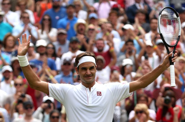 Federer arrolla a Lacko y avanza en Wimbledon