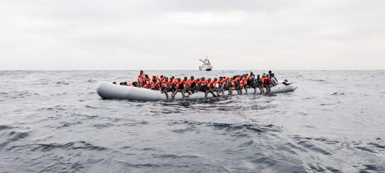 Satisfacción por el acuerdo para acoger 450 refugiados varados en el Mediterráneo, pero no es suficiente