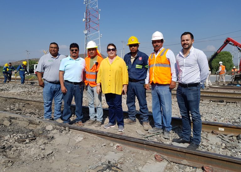 Supervisa Tita Flores pavimentación de carretera Los Pinos