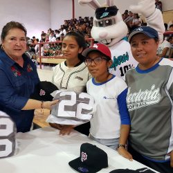 Tita Flores hace entrega de uniformes y material a escuelas deportivas 3