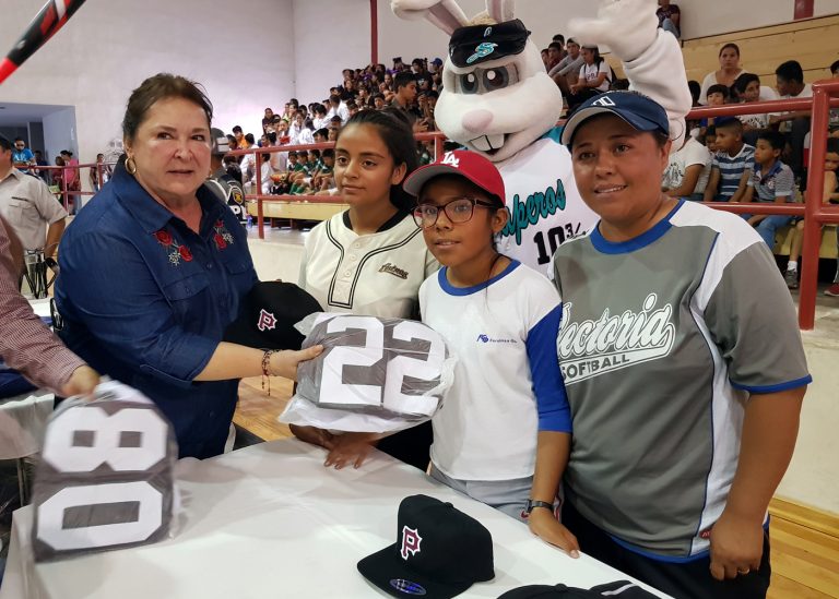 Tita Flores hace entrega de uniformes y material a escuelas deportivas