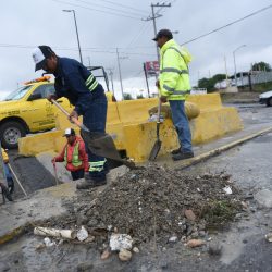 Trabaja Municipio de Saltillo en limpieza y desazolve de rejillas pluviales (3)