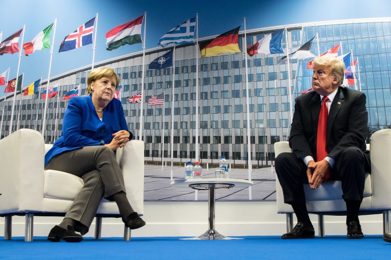 Trump dice que tiene «muy buena relación» con Merkel pese a disputa