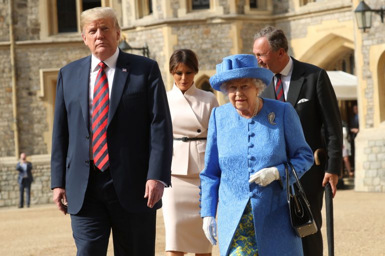 Trump y Melania se reúnen con la reina Isabel II en Windsor 