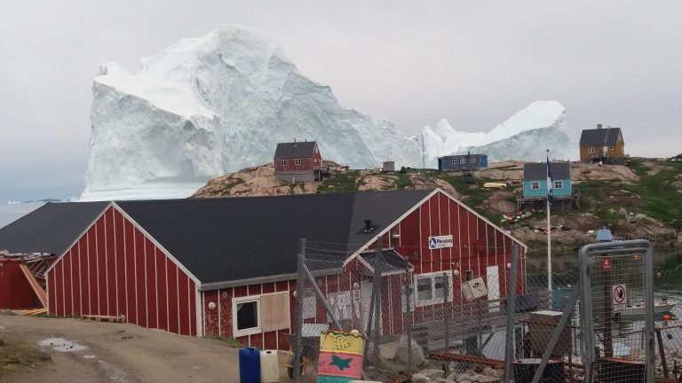 Un iceberg gigante amenaza a un pueblo en Groenlandia 