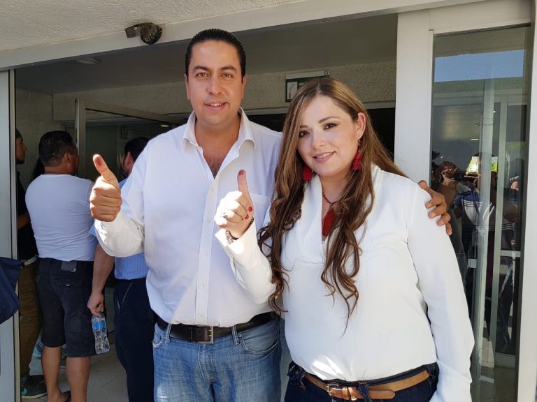 Chema Morales asiste a realizar su voto