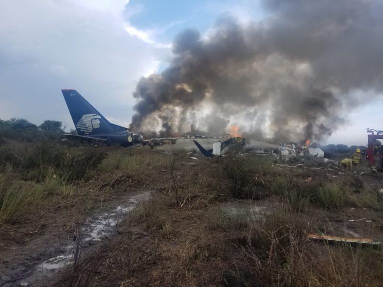 Se desploma avión con 101 personas a bordo en Durango, todos sobreviven