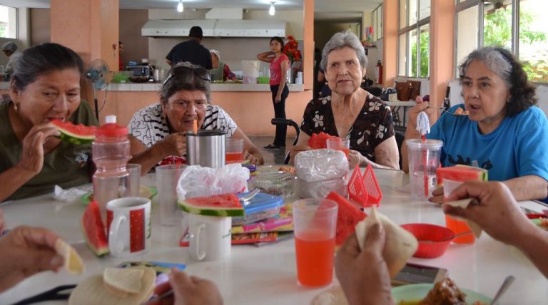 Centros comunitarios y comedores del adulto mayor brindan atención integral