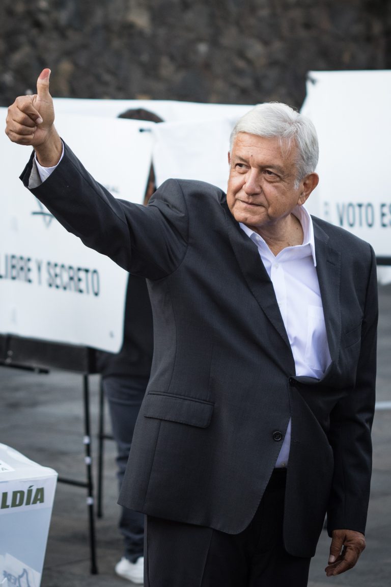 Comienzan las elecciones en México y López Obrador es el primero en votar