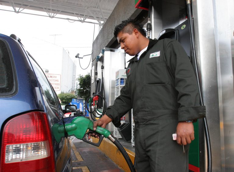 Continuará subiendo la gasolina, anuncia futuro Secretario de Hacienda de AMLO