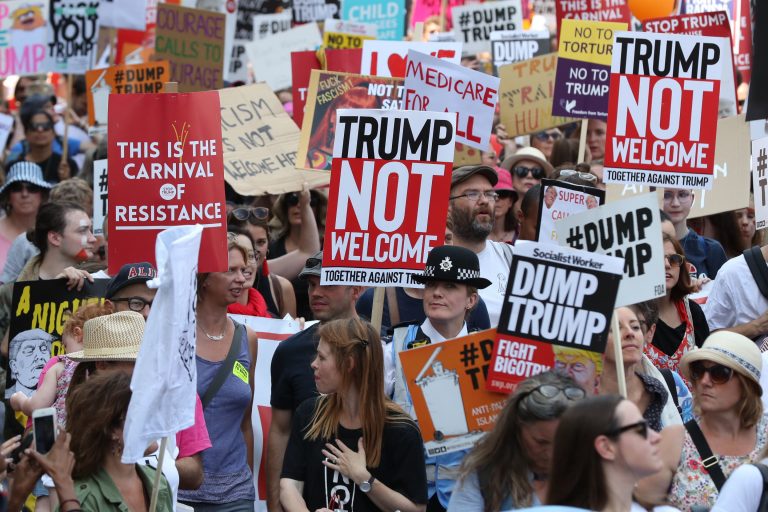 Decenas de miles de manifestantes protestan en Londres por visita de Trump 