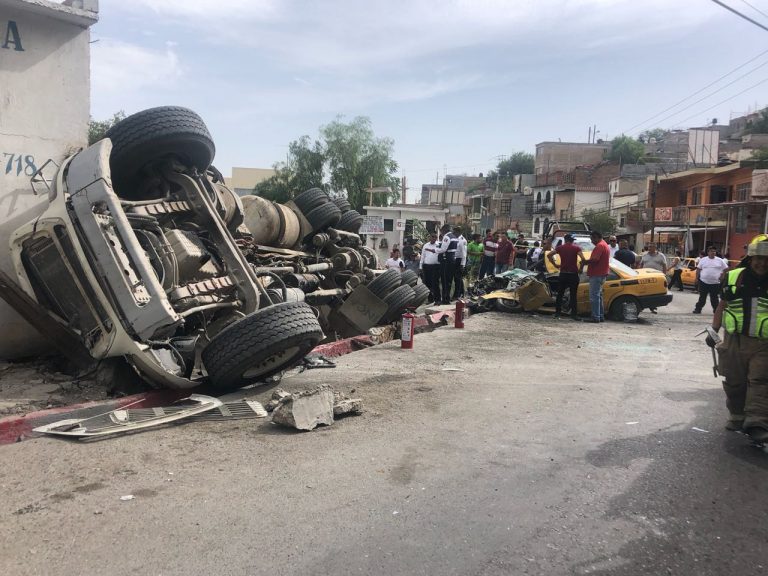 Deja cuatro lesionados accidente de camión revolvedora en Saltillo