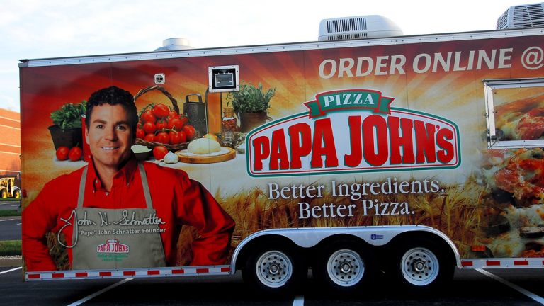 Dejan a las Papa John’s sin papá; fundador renuncia a la presidencia de la compañía por racismo