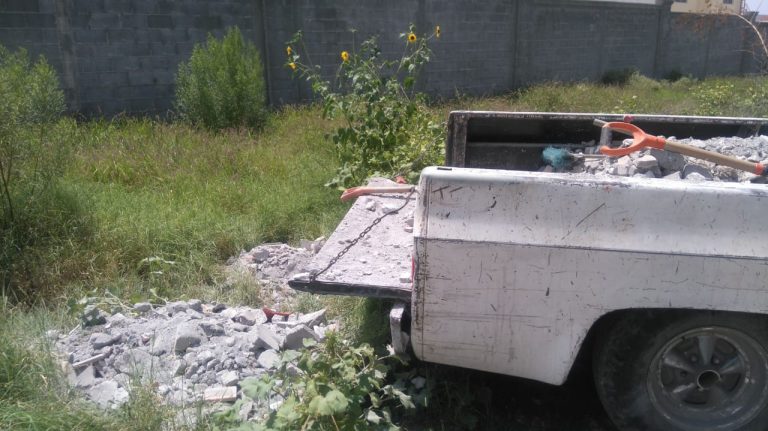 Detiene Policía Ambiental a persona que tiraba escombro en un arroyo de la ciudad