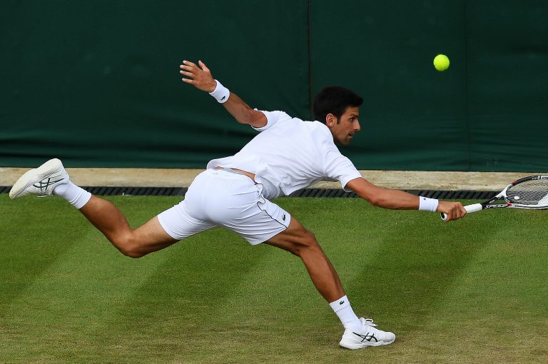 Djokovic vence a Zeballos pese a molestia en su pierna 