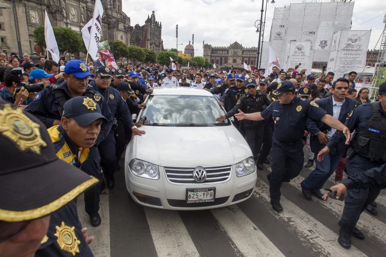 En su auto y sin escolta: ¿Quién protege a López Obrador? 