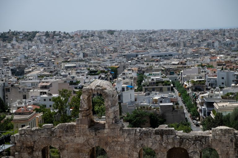 Gran incendio forestal cerca de Atenas obliga a evacuar viviendas