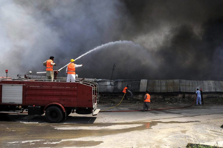 Gran incendio arrasa más de 150 tiendas en mercado en Islamabad, Pakistán 
