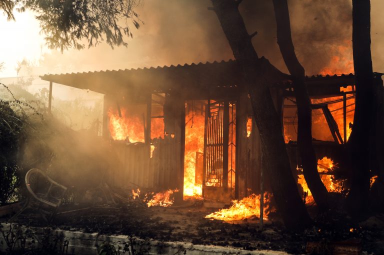 Grecia demolerá al menos 3.200 construcciones ilegales tras mortal incendio forestal 