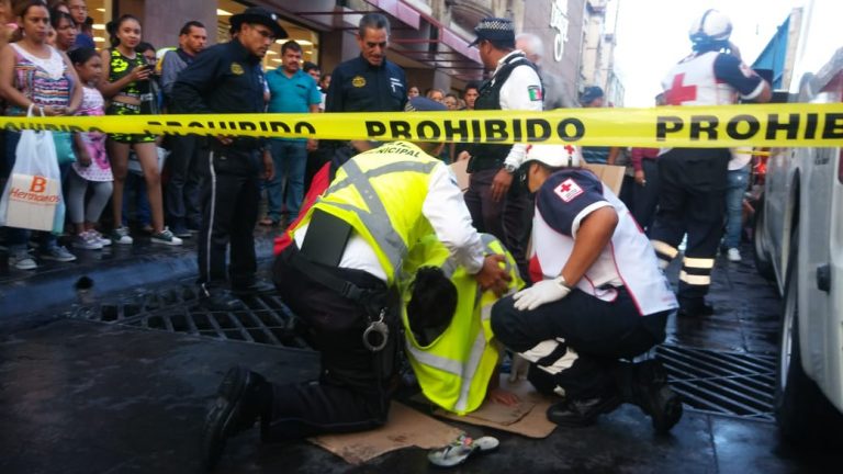 Mujer termina atrapada en alcantarilla pluvial en el Centro