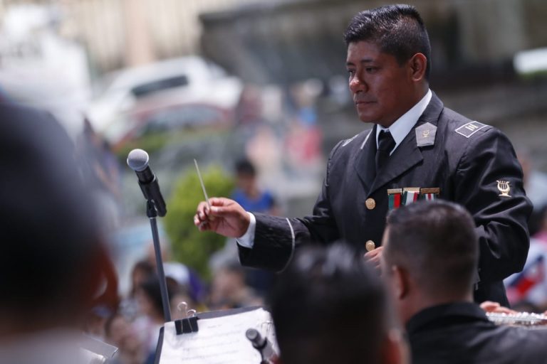 La Banda de Música de la XI región militar se presentó con éxito en la Plaza de Armas