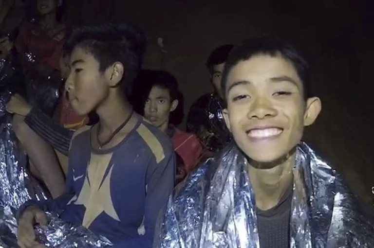 La lluvia amenaza el rescate de niños atrapados en cueva en Tailandia