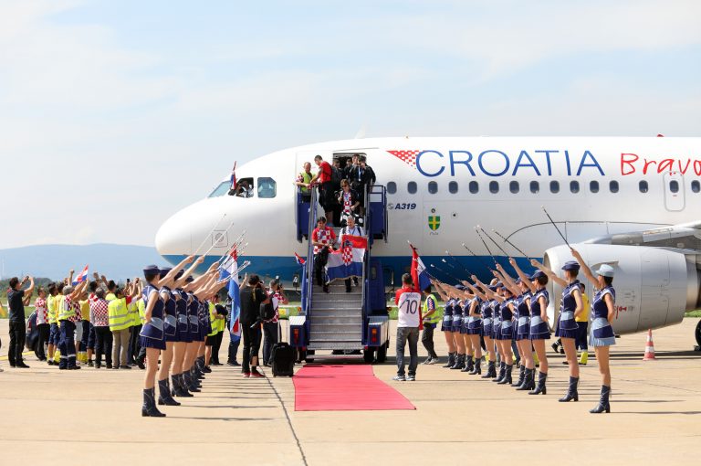 La selección de Croacia arribó a su país: les brindaron un recibimiento de campeón