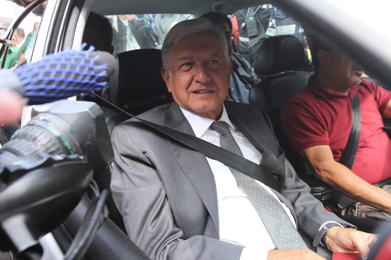 López Obrador se reúne con Peña Nieto en el Palacio Nacional