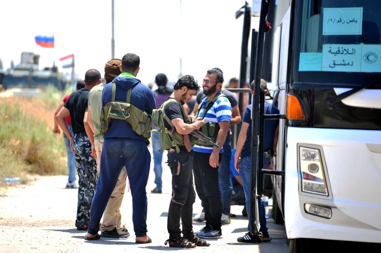 Miles saldrán de poblados sitiados por rebeldes en noroeste de Siria 