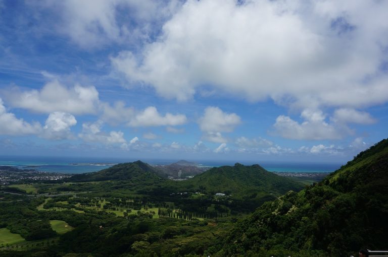 Más de 20 heridos en Hawái por una explosión volcánica que afectó a un barco turístico