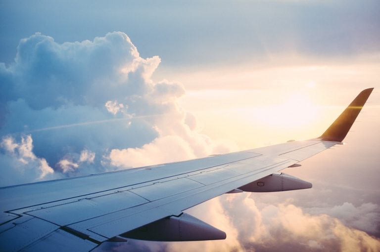 Mujer da a luz en avión; nombran al bebé como la aerolínea