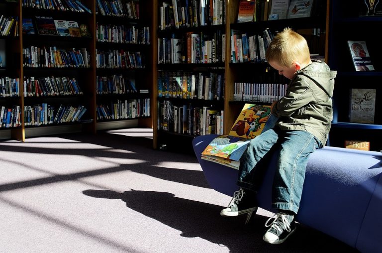 Niño de 8 años se prepara para entrar a la universidad