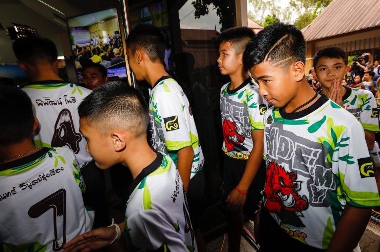 Niños rescatados en Tailandia serán iniciados como monjes 