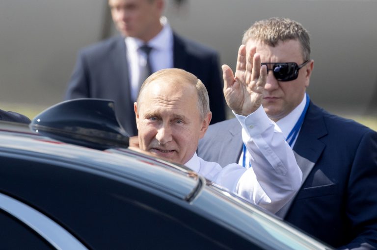 Putin califica como exitosa reunión con Trump