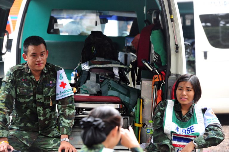 Rescatistas en Tailandia estudian la mejor forma de sacar a niños