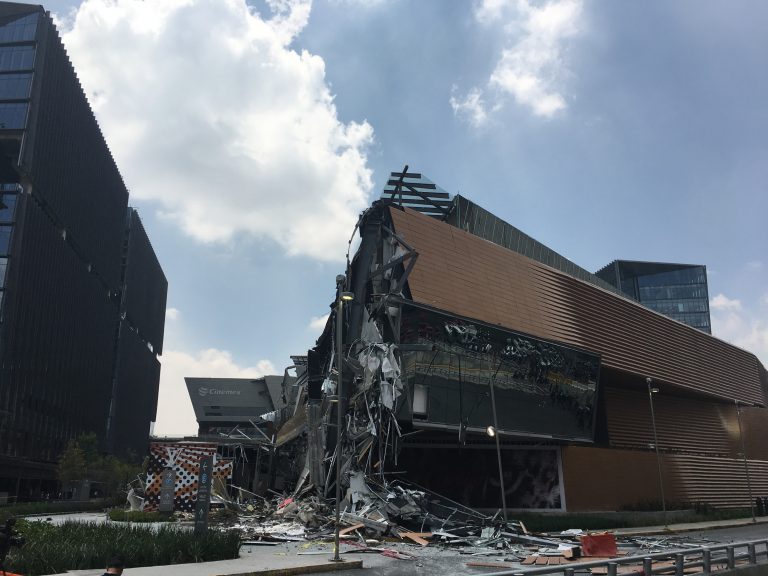 Se registra derrumbe en centro comercial en CDMX