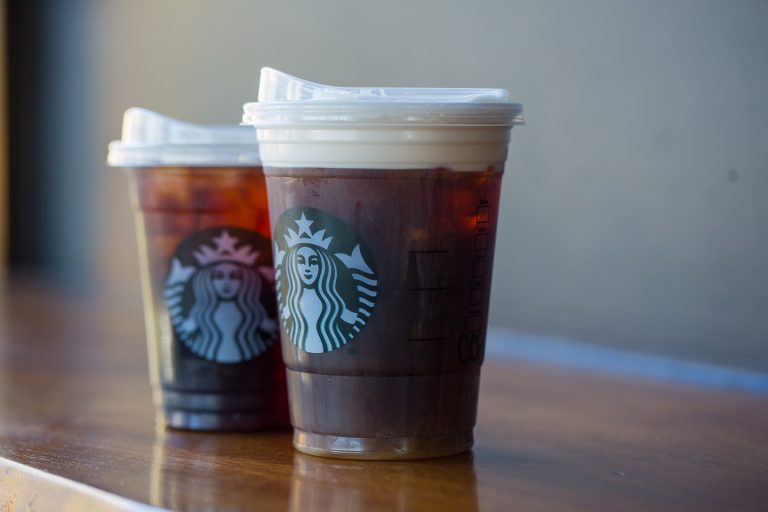 Starbucks eliminará popotes de plástico a nivel global para el 2020