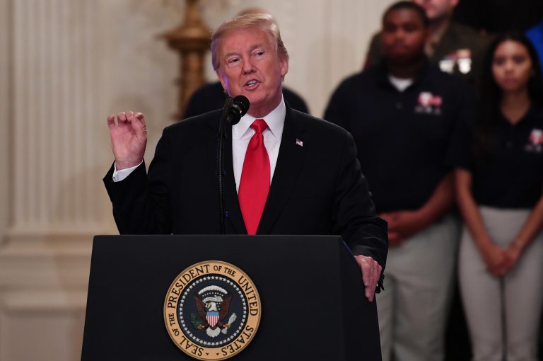 Jugadores respaldan a LeBron James tras dardo de Trump