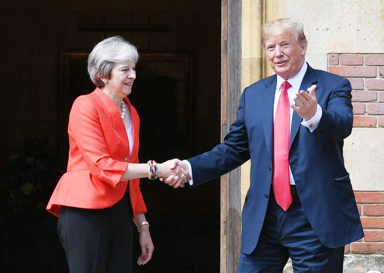 Trump se reúne con May tras criticarla con dureza en entrevista