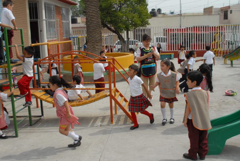 Utilizar calzado escolar adecuado contribuye a un buen desarrollo: IMSS  