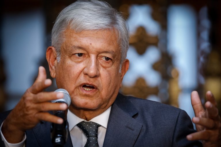 López Obrador hará consulta ciudadana sobre construcción del NAIM